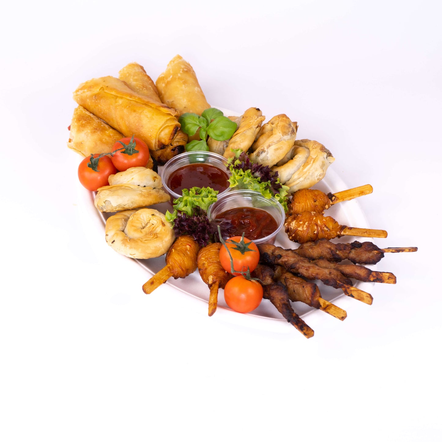 Nudelspieße/Yakitori/Börek/ Blätterteigstangen-Platte (50% VEGETARISCH)